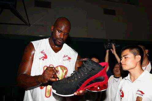 传奇奥斯卡满血复活看海港亚冠 球迷喊队危 ！速归！（奥斯卡满血复活现身海港亚冠看台，球迷高呼球队告急盼其速归）