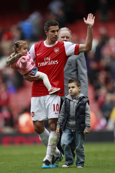 马卡：梅西参观诺坎普引发回归猜测，而美职联支持短期租借（马卡：梅西造访诺坎普引发回归传闻，美职联或批准短期租借）