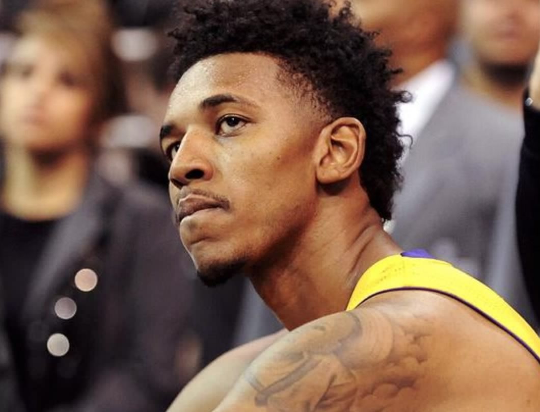 我懂用户晒视频：兰克尔趁队友客场比赛，去俱乐部偷队友的鞋（队友客场作战之际，兰克尔溜进俱乐部偷走队友球鞋）