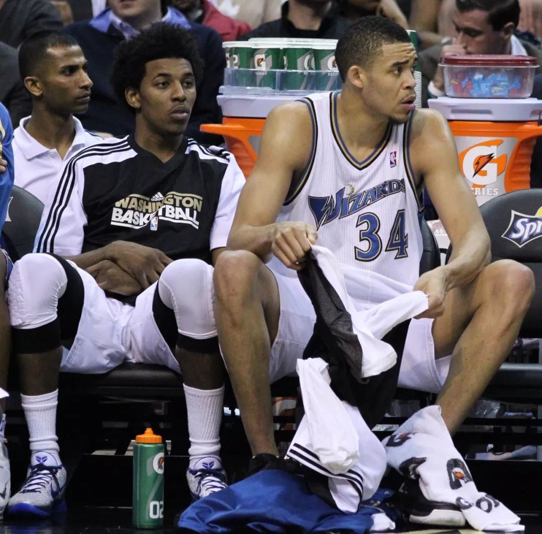 篮球湖人主力球员场上状态火热（湖人主力状态火爆，赛场火力全开）