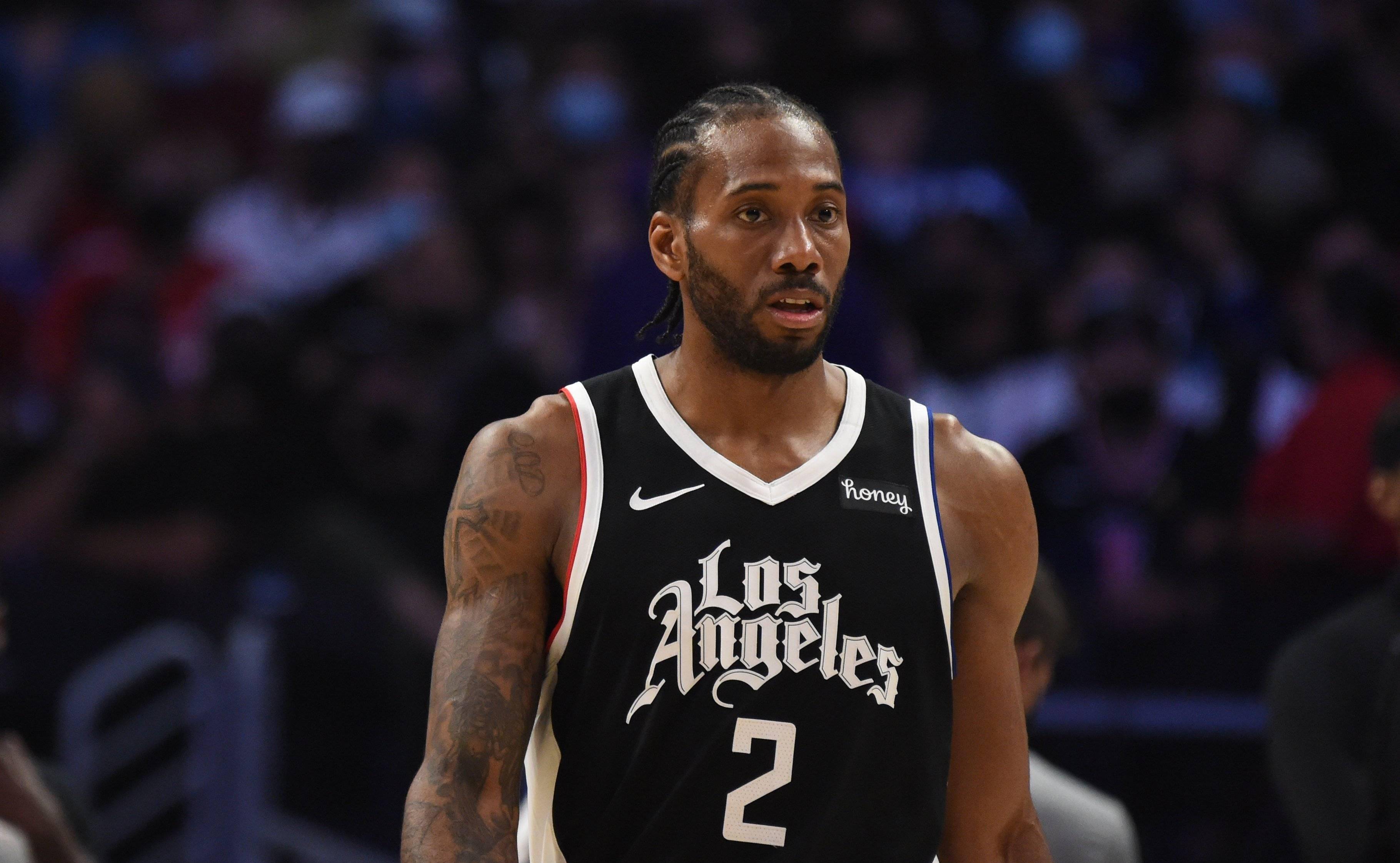 半场战报：奥萨苏纳1-0皇家社会，卡泰纳破门（半场：奥萨苏纳1-0领先皇家社会，卡泰纳建功）