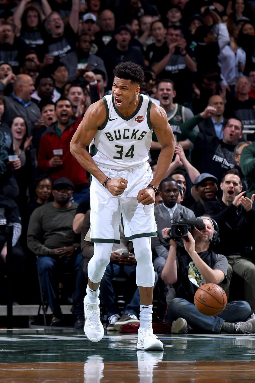 因球迷掷杂物被罚，塞维利亚官方：将对关看台的处罚提起上诉（球迷投掷杂物致看台被关，塞维利亚称将就处罚上诉）