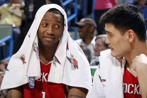 欧文突破防守助攻制胜（欧文强突送助攻锁定胜局）