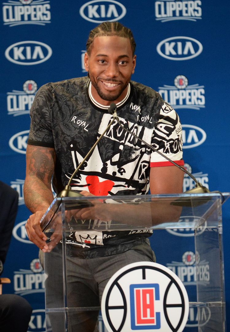 AC米兰主场3-2逆转都灵，40岁魔笛全场发挥，助力球队重返榜首，展现强大实力与斗志。（AC米兰3-2主场翻盘都灵，40岁魔笛统治全场，红黑军团重返榜首）