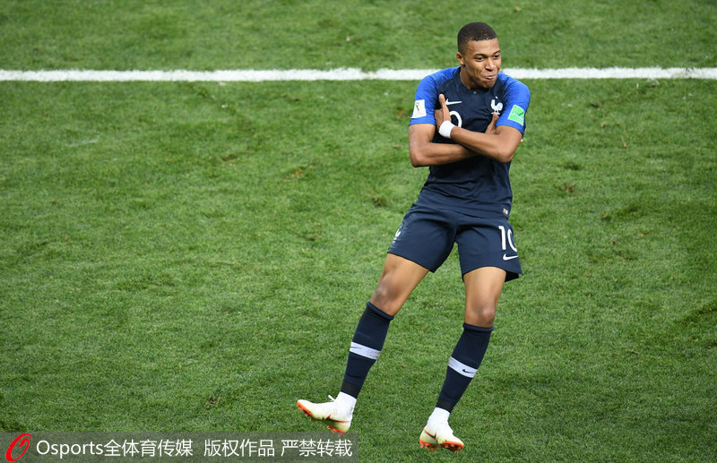 德甲生涯第10次戴帽，凯恩赛后将比赛用球带走收藏