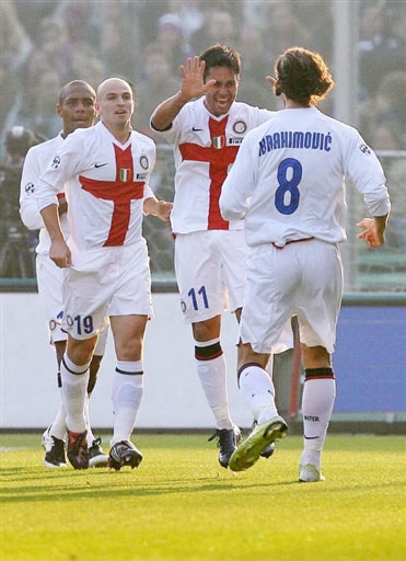 快攻从后场发起一气呵成（后场发动快攻，行云流水）