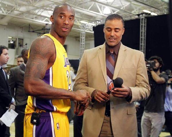 萨索洛前锋皮纳蒙蒂比赛时家中失窃，事发时孩子和保姆在家里（萨索洛射手皮纳蒙蒂比赛期间家中被盗，案发时孩子与保姆在屋内）