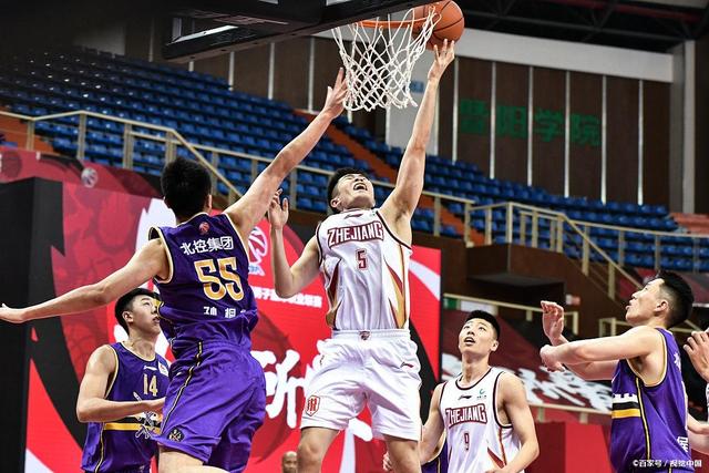 掘金约基奇三双末节爆发（掘金核心约基奇轰三双，末节接管比赛）