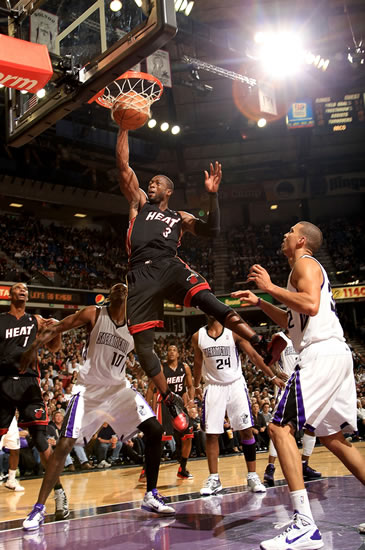 TA：因现代足球重视边路与攻防转换，菱形中场阵型已几乎绝迹（TA：当代足球崇尚边路与攻防转换，菱形中场几近消失）