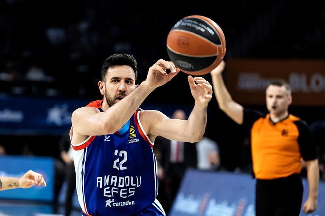 字母哥仅打3分钟伤退！雄鹿多点开花完成18分逆转捍卫主场（字母哥仅出战3分钟伤退，雄鹿群攻掀起18分大逆转守住主场）